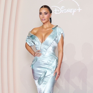 Kim Kardashian Tampil Bak Cinderella yang Edgy dalam Balutan Arsip Dior