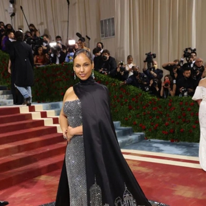 Lihat Gaun Met Gala Alicia Keys yang Bergambarkan Lanskap Kota New York