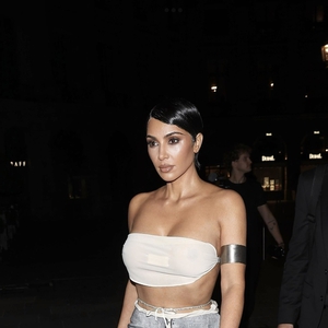 Kim Kardashian Tampil Menawan dalam Busana Vintage Transparan