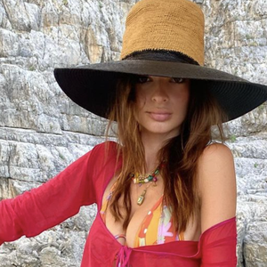 Emily Ratajkowski Eksplorasi Pantai Amalfi dengan Bikini Cerah dan Kardigan Crop