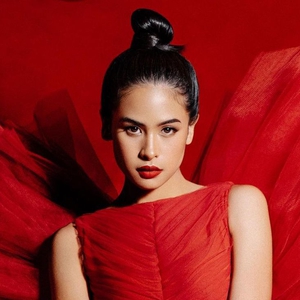 Tampilan Berbeda Maudy Ayunda dengan 6 Busana dari Brand Lokal di &ldquo;Heartless&rdquo;