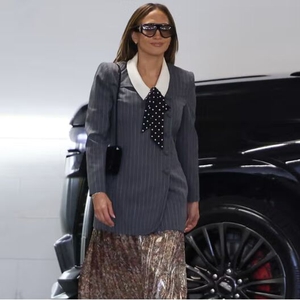 Jennifer Lopez Beri Sentuhan Kilau pada Setelan Rok Klasik