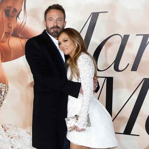 Jennifer Lopez Memadukan Cincin Pertunangan Berlian Hijau dengan Gaun Bermotif Floral untuk Paskah