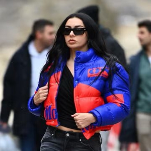 Charli XCX Hadir di Sundance Film Festival dengan Dua Jaket Puffer&nbsp;