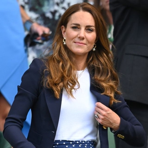 Kate Middleton Memadukan Blazer Navy dan Rok Bermotif Polka Dot Ketika Menghadiri Pertandingan Tenis Wimbledon