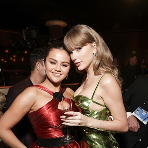 Ini Reaksi Selena Gomez saat Mendapat Kabar Pertunangan Sahabatnya, Taylor Swift