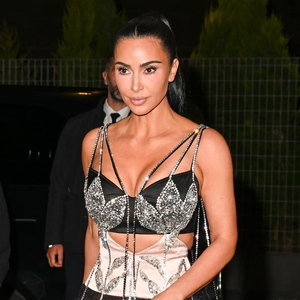 Kim Kardashian Lanjutkan Gaya Busana Ulang Tahunnya dengan Gaun Erdem Transparan Berkilau