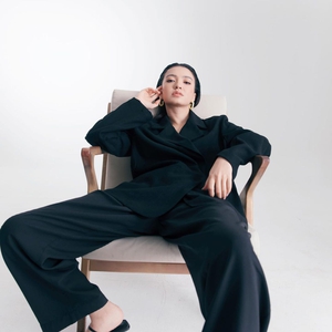 Raline Shah Berhasil Menampilkan Gaya Boyish dan Feminin dalam Sekejap