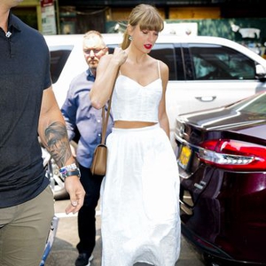 Tampilan Serba Putih Taylor Swift Menyambut Musim Semi di New York