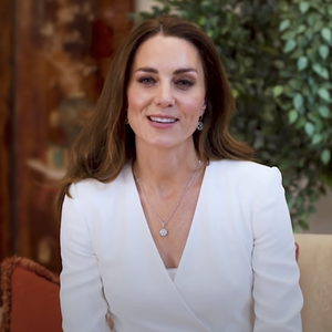 Kate Middleton Kenakan Setelan Berwarna Putih Rancangan Alexander McQuuen ketika Tampil di Video Spesial untuk Para Perawat Inggris