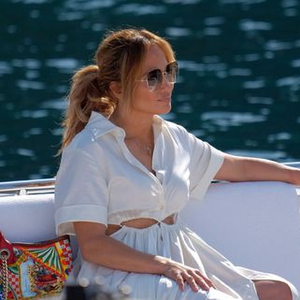 J.Lo Akhiri Liburan Ulang Tahunnya di Eropa dengan Gaun Linen Cutout dari Cult Gaia