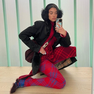 Dua Lipa Mengenakan Celana Ketat Warna Merah Kotak-kotak di Ibiza