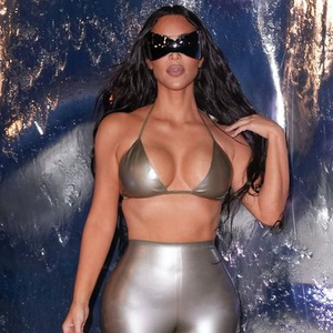 Kim Kardashian Tampil Bak Diva Metalik dengan Bikini & Legging Berwarna Silver