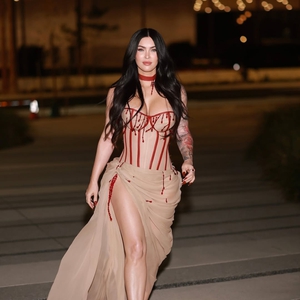 Megan Fox Tampil Eksentrik dengan Gaun Bergaya Dramatis di Premier Film Jennifer&rsquo;s Body&nbsp;