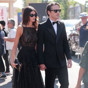 Kaia Gerber dan Lewis Pullman Tampil Bak Bintang Old Hollywood di Red Carpet Venice Film Festival