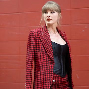 Taylor Swift Mengadopsi Gaya Cruella de Vil dalam Penampilan Terbarunya