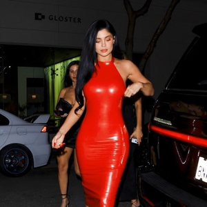 Kylie Jenner dan Timoth&eacute;e Chalamet Tampil Serasi dalam Balutan Pleather Merah