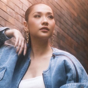 BCL Berikan Inspirasi Gaya Street Style yang Dapat Ditiru ketika dirinya Tampil dalam Gaya Busana Denim on Denim