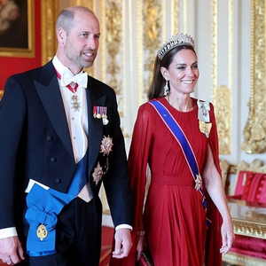 Putri Kate Mengenakan Gaun Merah Givenchy dan Tiara Lover’s Knot untuk Jamuan Kenegaraan