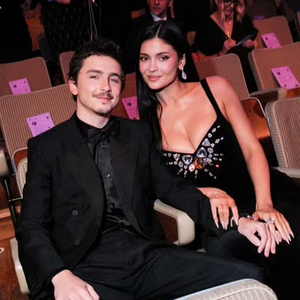 Kylie Jenner Tampil Berkilau di BAFTA 2026 dalam Gaun Vintage Thierry Mugler