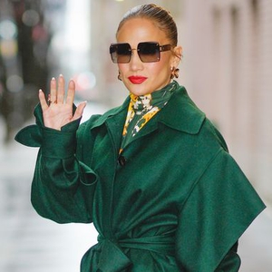 Jennifer Lopez Tampil Glamor dalam Balutan Jaket Berwarna Hijau Emerald