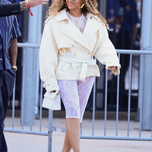 Beyonc&eacute; Tampil Berbeda dalam Catsuit Renda Transparan di Final FIFA World Cup