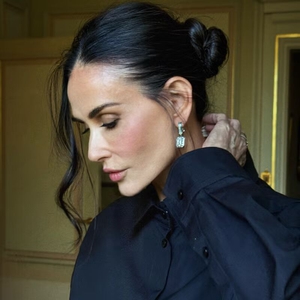 Gaya &ldquo;Ballerina Off-Duty Bun&rdquo; Demi Moore Jadi Inspirasi Tatanan Rambut Paling Praktis untuk Musim Panas