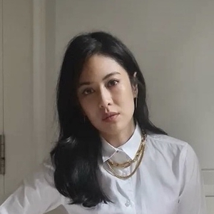 Begini Aksi Dian Sastrowardoyo Padukan Kain Nusantara dengan Fashion Masa Kini