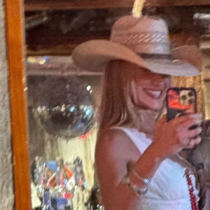 Bella Hadid dan Adan Banuelos Tampil Kembar dengan Topi Koboi