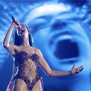 Apakah Anne Hathaway Sedang Menuju EGOT?