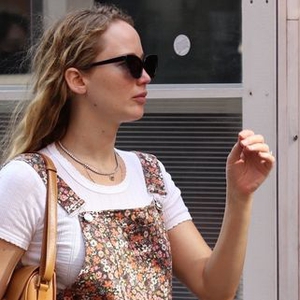 Jennifer Lawrence Pamer Perut Hamilnya dengan Jumpsuit Floral dan Sandal Jelly