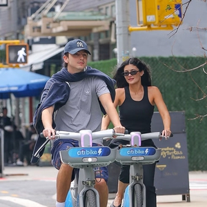 Kylie Jenner Mengenakan Sepatu Tabi-nya untuk Bersepeda Santai bersama Timoth&eacute;e Chalamet di NYC