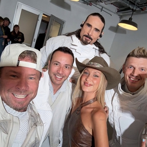 Bella Hadid Pamerkan Gaya Cowgirl saat Menyaksikan Konser Backstreet Boys&nbsp;