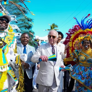 King Charles III Larut dalam Semangat Bahama Bersama Warga Setempat di Parade Junkanoo