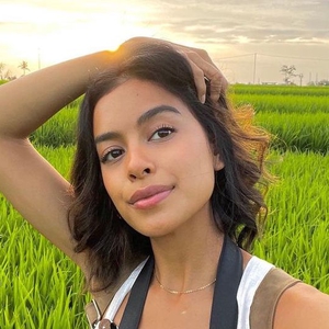 Tampilan Eva Celia dengan Atasan Cut Out Crop Hitam Saat Ia Dilamar Sang Kekasih!