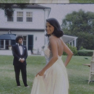 Selena Gomez Menyusuri Altar Pernikahan dengan Gaun Halter Romantis Rancagan Ralph Lauren