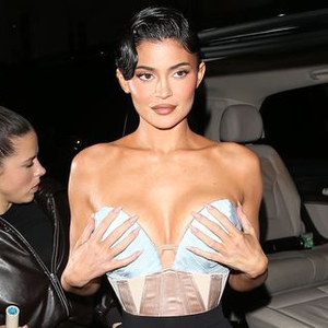 Kylie Jenner Tampil Jadi Pusat Perhatian di Show Jean Paul Gaultier dengan Gaun Korset