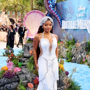 Halle Bailey Tampak Menawan Dalam Balutan Kerang Putih