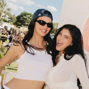 Kendall & Kylie Jenner Tampil Serasi di Coachella 2026 dengan Busana Berwarna Putih