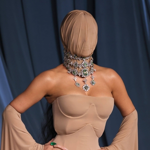 Kim Kardashian Menarik Perhatian di Academy Museum Gala dengan Topeng Karya Maison Margiela Couture
