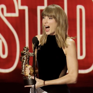 Taylor Swift Menerima Penghargaan Artist Director Perdana di VMAs
