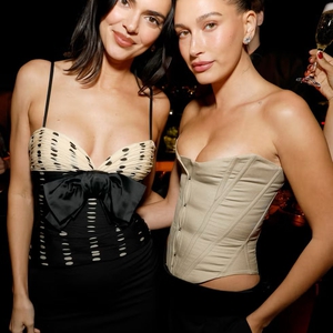 Kendall Jenner dan Hailey Bieber Tampil Senada untuk Malam Hangout Bersama Sahabat
