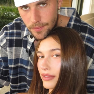 Hailey dan Justin Bieber Unggah Foto Kenakan Baju Marty Supreme untuk Thanksgiving 