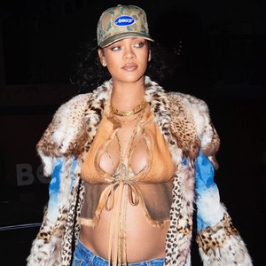 Rihanna Kembali Terlihat Memamerkan Kehamilannya dalam Balutan Busana Bernuansa Denim yang Eksentrik