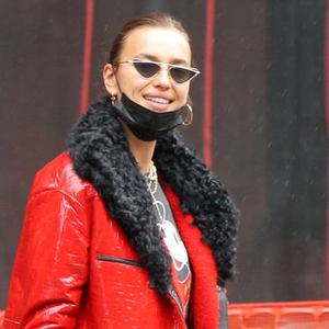 Irina Shayk Tampil Mengenakan Jaket Trench Warna Merah Ketika Berjalan-Jalan Bersama Sang Putri di Kota New York