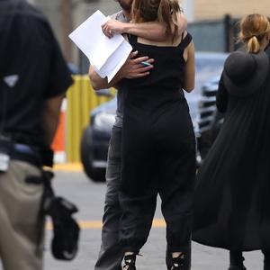 Jennifer Lopez Kenakan Jumpsuit Musim Panas Saat Mengumbar Kemesraan dengan Ben Affleck