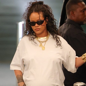 Rihanna Beri Inspirasi Padu Padan Scarf yang Dikenakan sebagai Rok