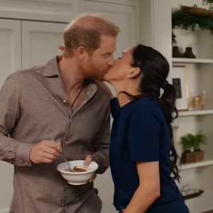 Duchess Meghan Mencium Pangeran Harry dalam Cuplikan Episode Spesial Terbaru