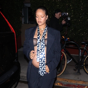 Rihanna Kenakan Bra Transparan dan Dasi Polkadot Dalam Penampilan Kehamilan Terbarunya