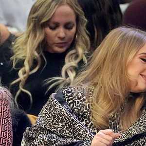 Adele Kenakan Mantel dari Ala&iuml;a yang Eksentrik untuk Kencan bersama Kekasihnya, Rich Paul